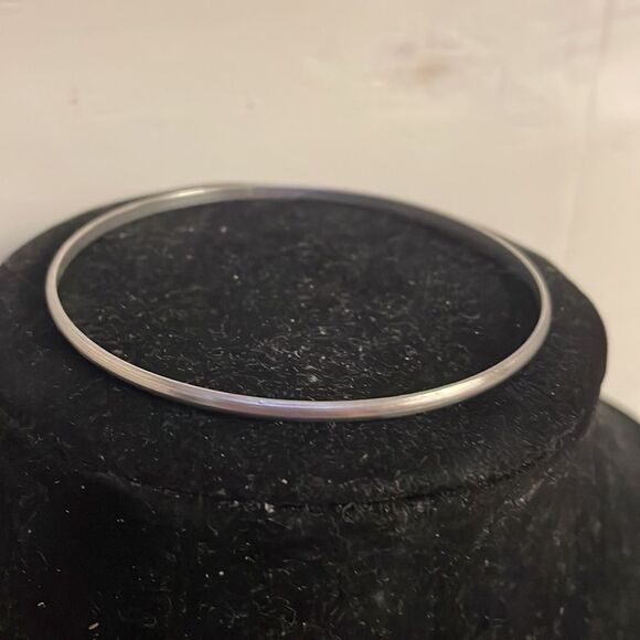 Retro 1990s 7.5” smooth polished silver tone stackable bangle bracelet - Picture 5 of 9